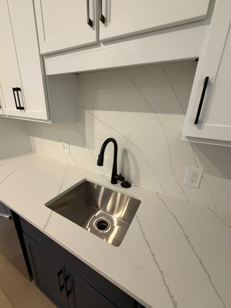 Shining stainless sink and quartz countertop